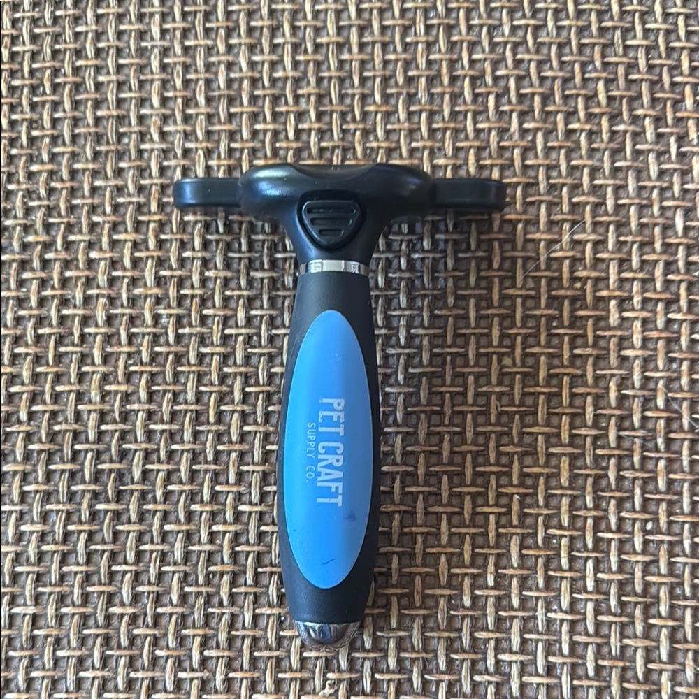 Craft Black and Blue Ergonomic Grooming Brush